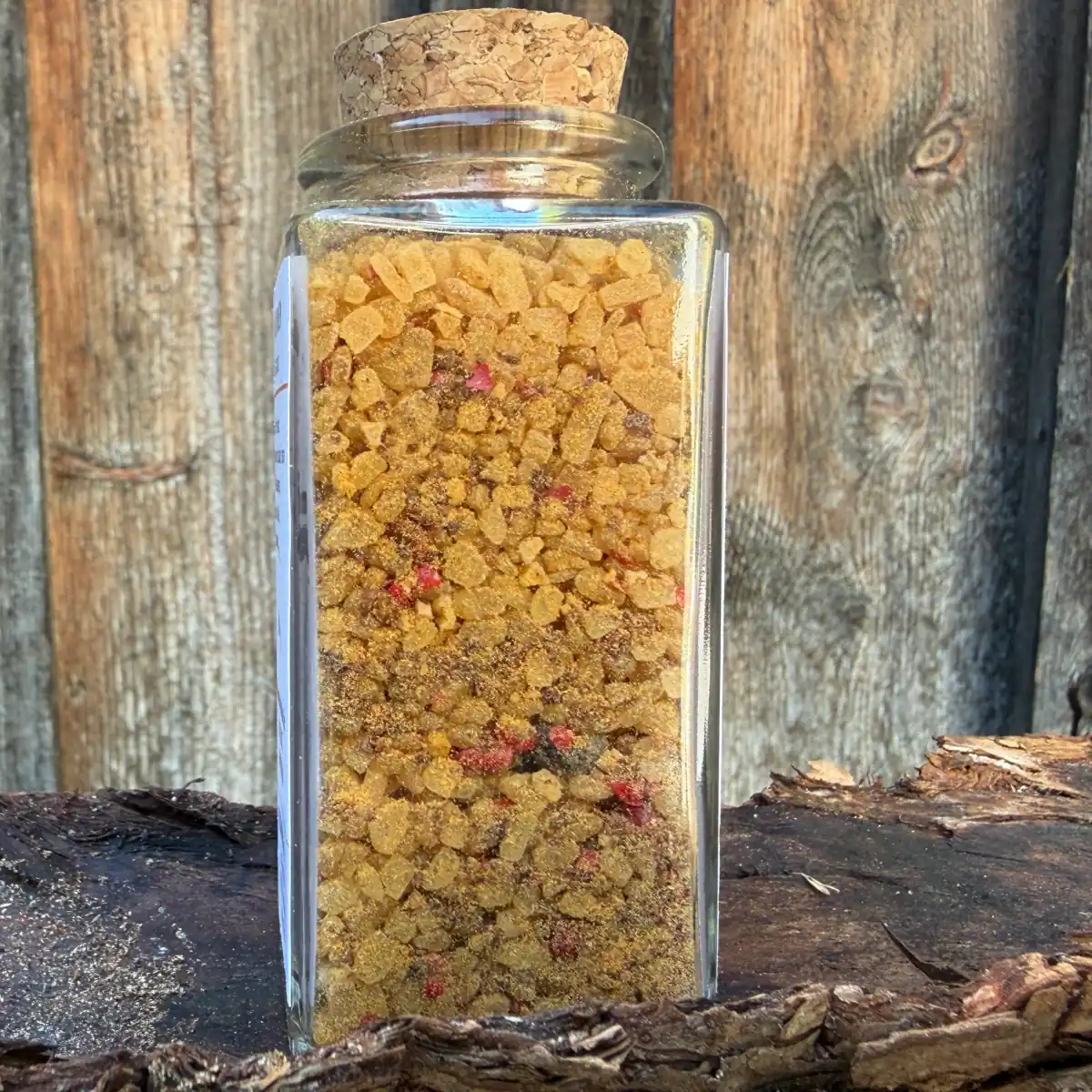 Wilddornen Salzmischung im Glas vor rustikaler Holzwand Wilddornen Premium Salzmischung im Glas vor rustikaler Holzwand