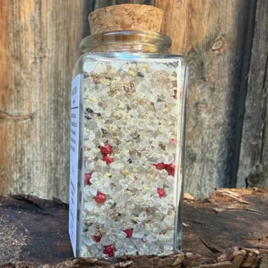 Almleuchten Premium Salzmischung im Glas vor rustikaler Holzwand